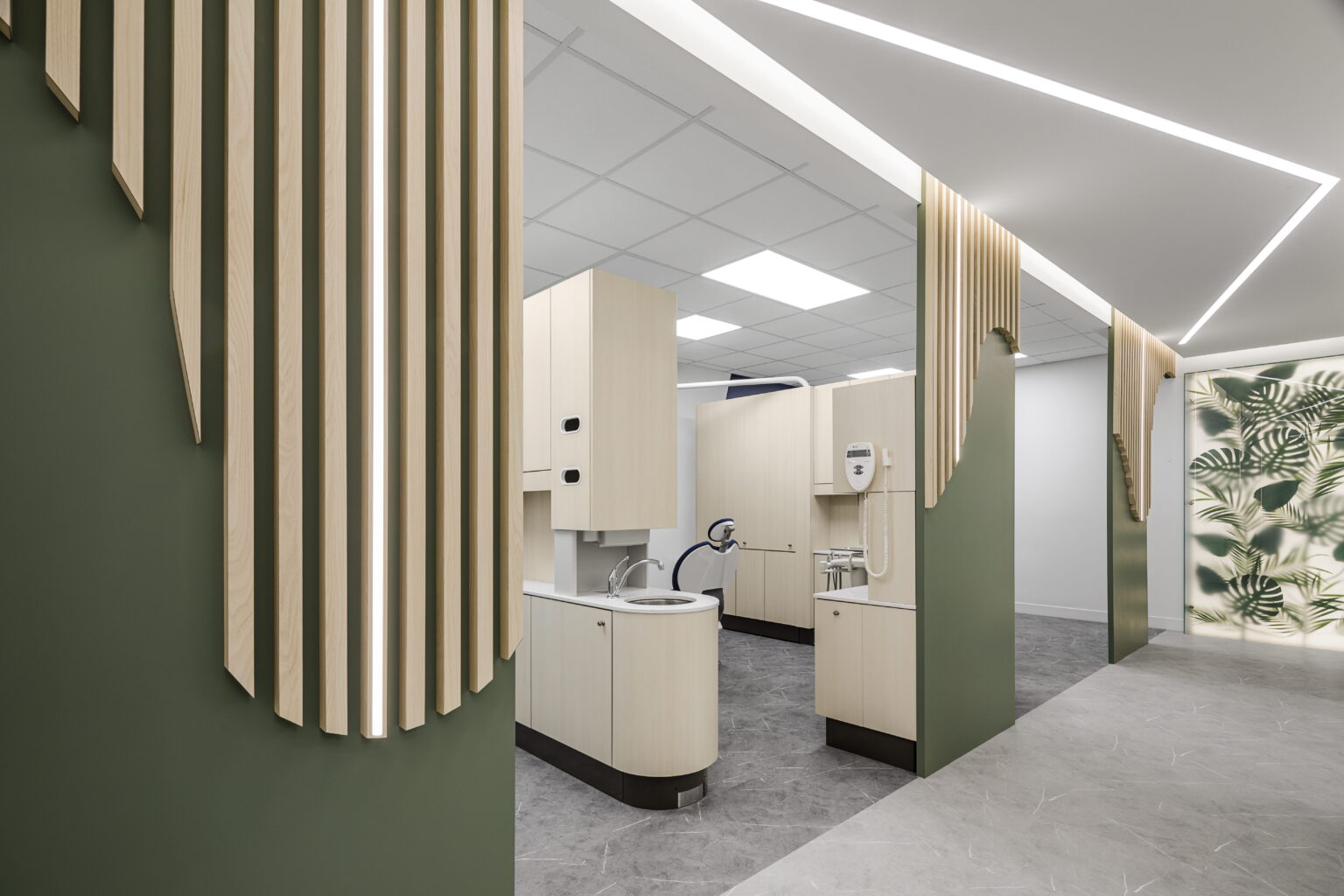 Dental treatment room layout diagrams showing single-entry and dual-entry configurations with equipment placement